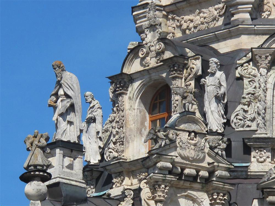 Скульптуры апостолов церкви Знамения в Дубровицах