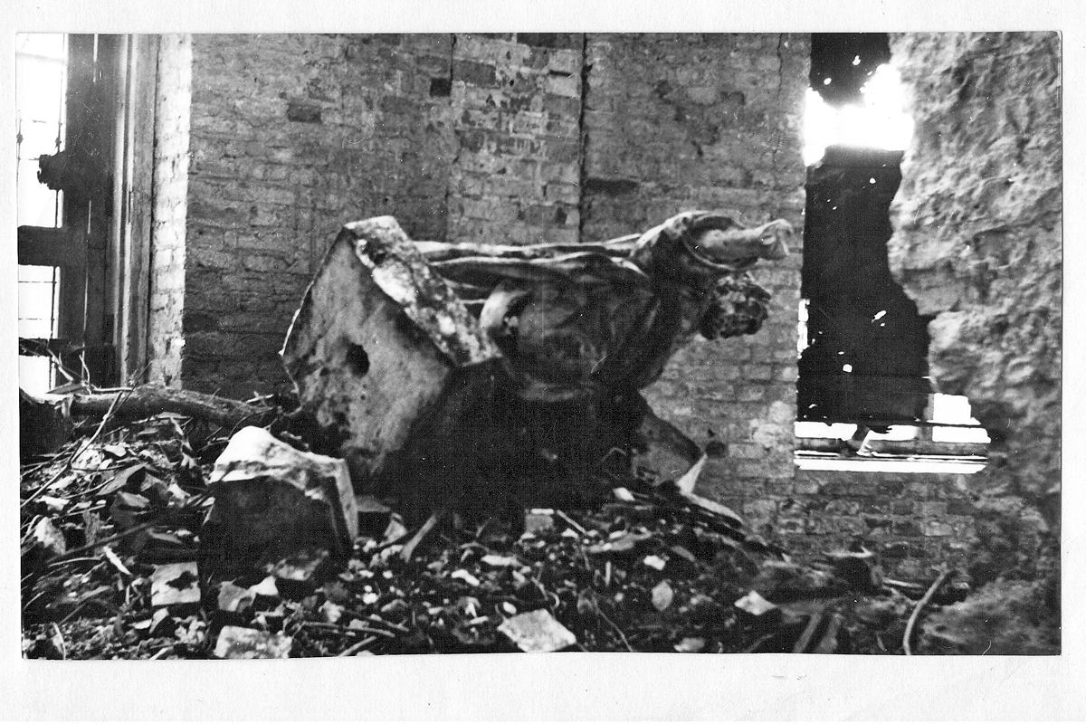 Упавшая внутрь галереи скульптура евангелиста Марка.(Кузнецов В.Я. 1983)