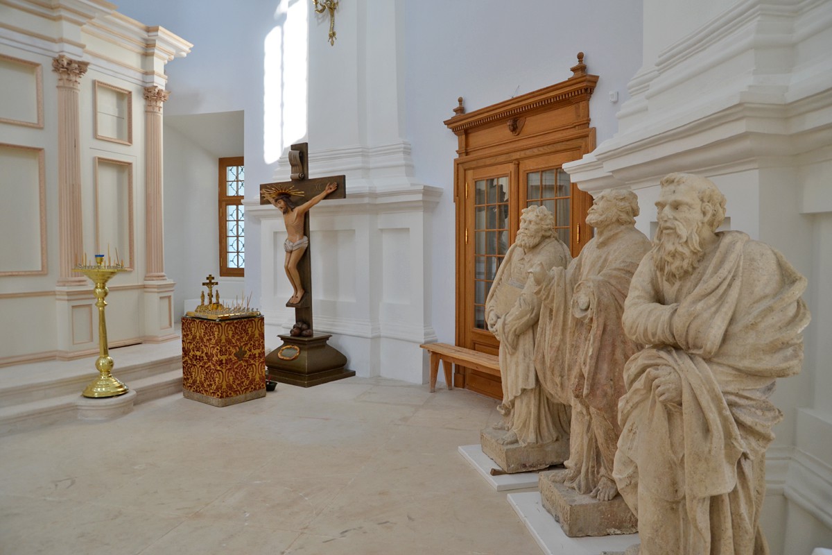 Скульптуры апостолов церкви с.Подмоклово